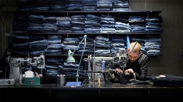 صرفه جویی در هزینه ها و توجه به مسائل زیست محیطی، باعث رواج تعمیر لباس ها می شود Money-saving and greenliness fuels clothing repair trend